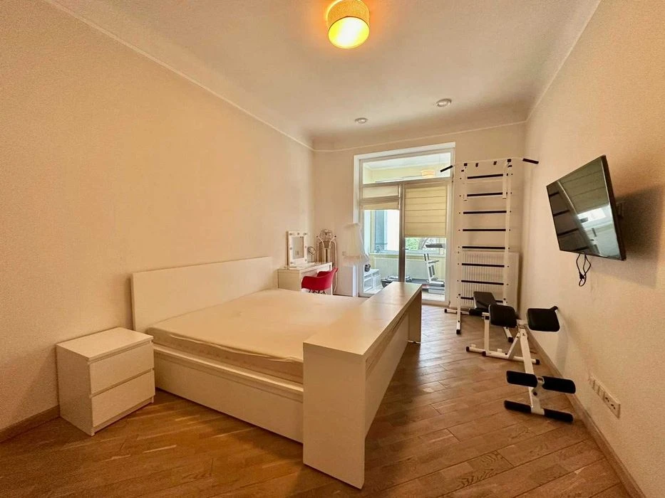 Продаж кухні-студії і 2 кім кв. (150м),вул.Грушевського.БЕЗ