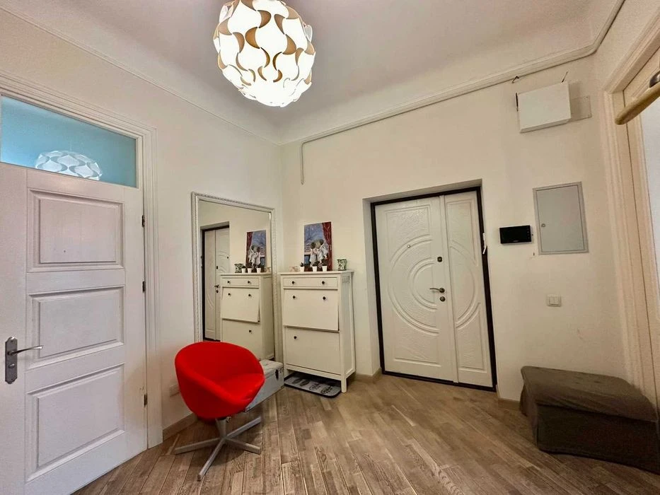 Продаж кухні-студії і 2 кім кв. (150м),вул.Грушевського.БЕЗ