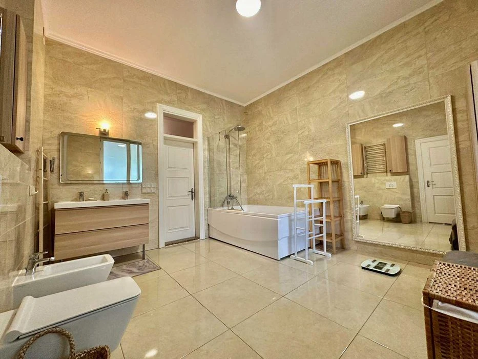 Продаж кухні-студії і 2 кім кв. (150м),вул.Грушевського.БЕЗ