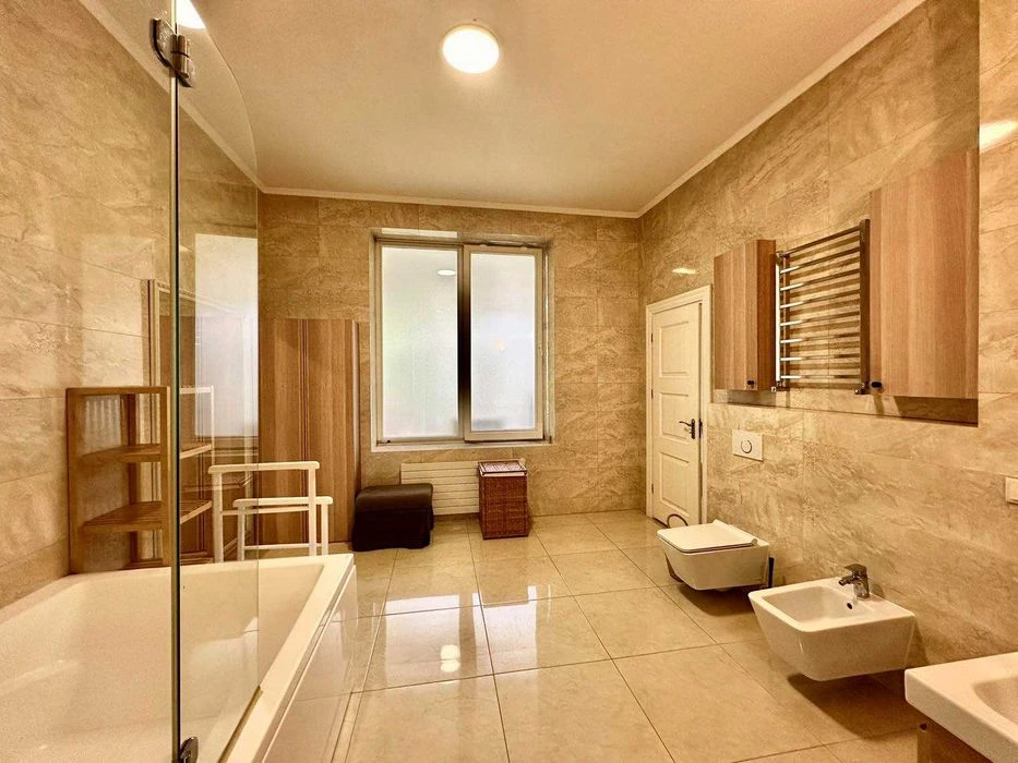 Продаж кухні-студії і 2 кім кв. (150м),вул.Грушевського.БЕЗ