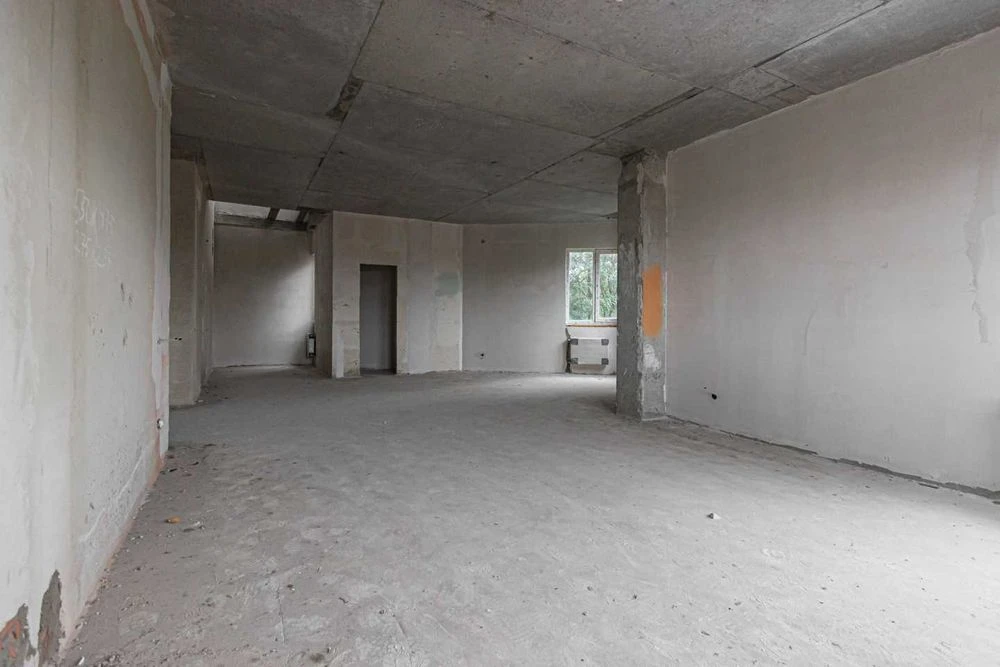 Продається простора 3-кімнатна квартира на вул. Сахарова