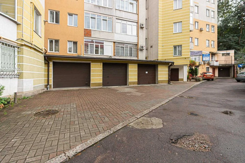 Продається простора 3-кімнатна квартира на вул. Сахарова