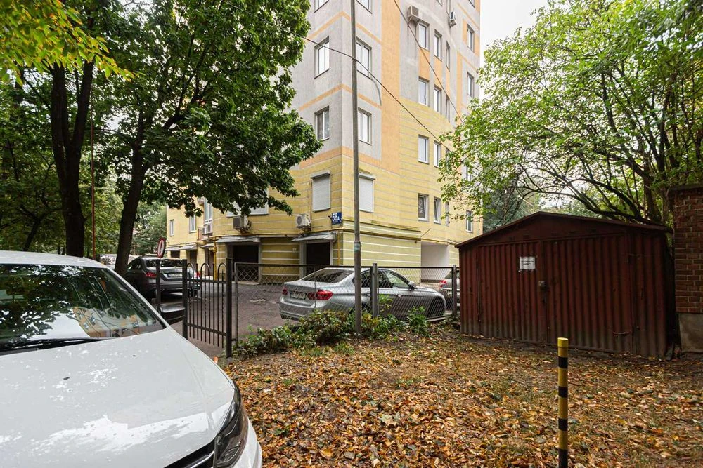 Продається простора 3-кімнатна квартира на вул. Сахарова
