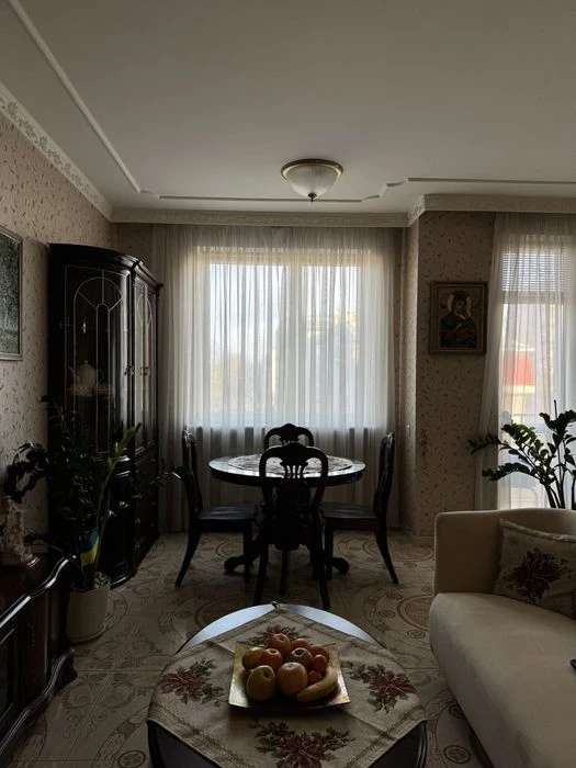 Продається двохрівнева квартира по вул. Коновальця (бічна ву