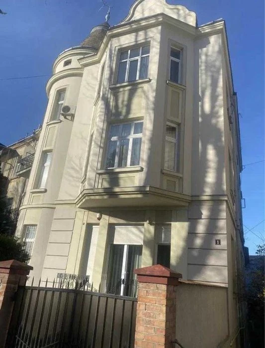 Продаж дворівневої квартири по вул. Кардинала Гузара( Льва Т