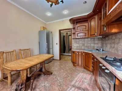 Продаж 3 кім квартири по вул.Мечникова(парковка, підвал)