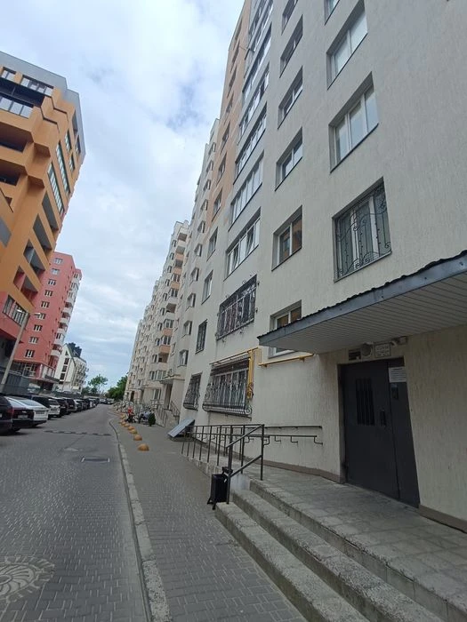 Продаж дворівневої 3к квартири в зданій новобудові по вул Пі