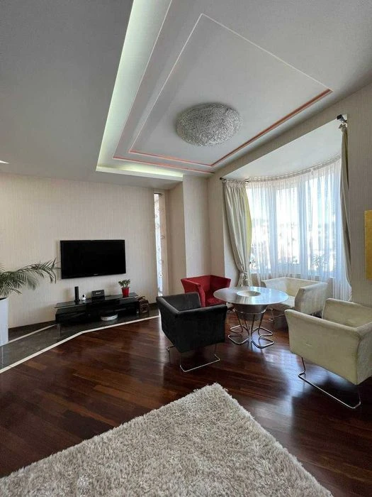 Продаж квартири в центрі з паркінгом