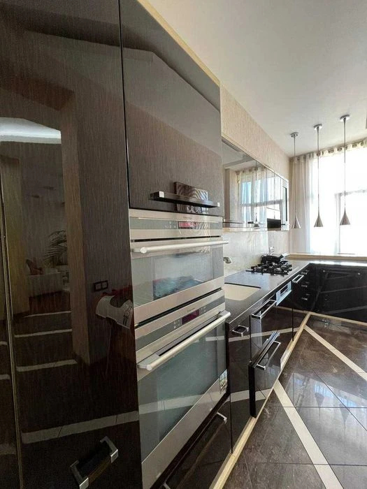 Продаж квартири в центрі з паркінгом