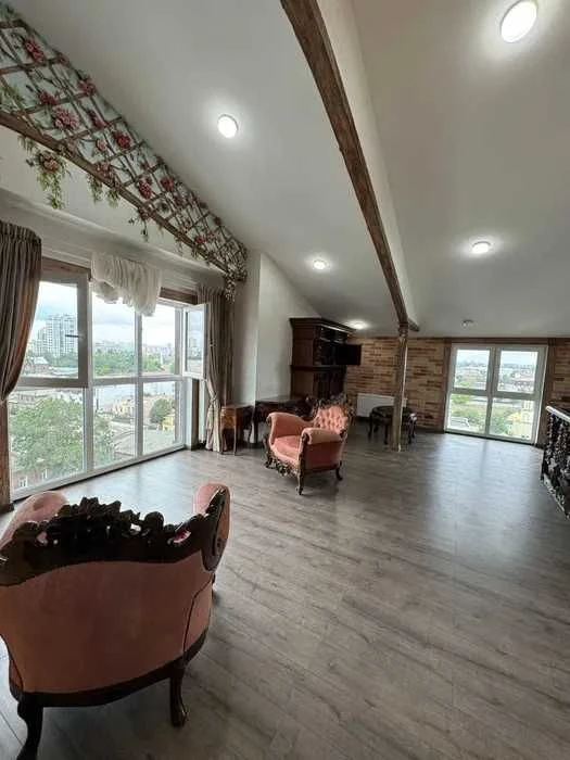 Selling a 3-room apartment (120 sq m) in a new building on Yaroslavskaya Street, CENTER