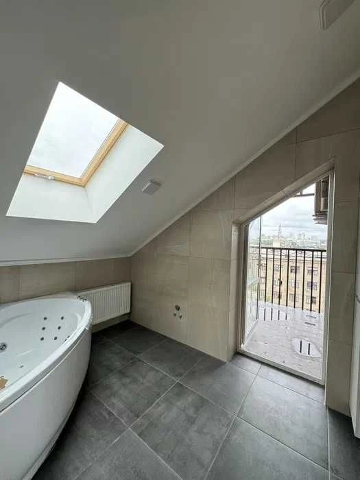 Selling a 3-room apartment (120 sq m) in a new building on Yaroslavskaya Street, CENTER