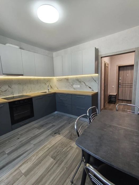 Selling a one-room apartment in a new building with major renovations.
