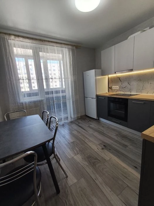 Selling a one-room apartment in a new building with major renovations.