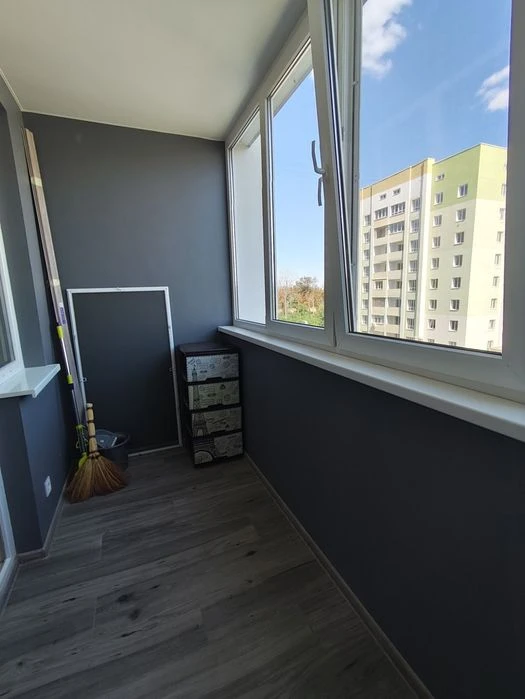Selling a one-room apartment in a new building with major renovations.