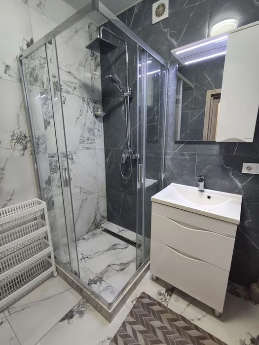 Selling a one-room apartment in a new building with major renovations.