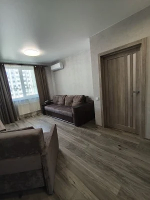 Selling a one-room apartment in a new building with major renovations.