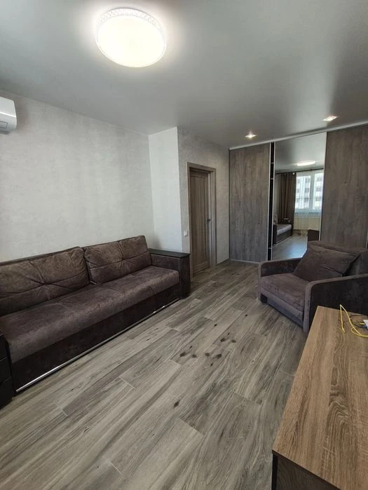 Selling a one-room apartment in a new building with major renovations.