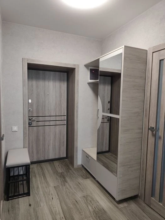 Selling a one-room apartment in a new building with major renovations.