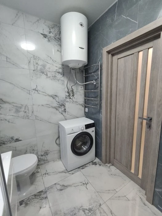 Selling a one-room apartment in a new building with major renovations.