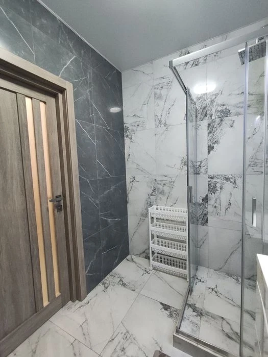 Selling a one-room apartment in a new building with major renovations.