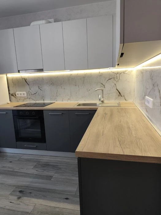 Selling a one-room apartment in a new building with major renovations.