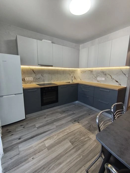 Selling a one-room apartment in a new building with major renovations.