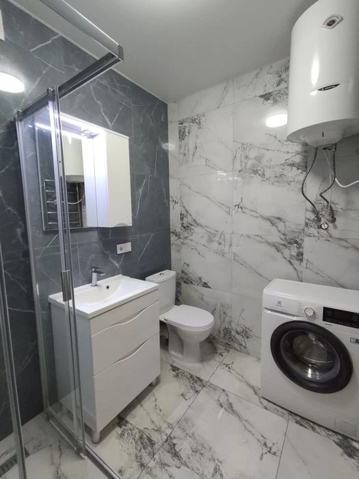 Selling a one-room apartment in a new building with major renovations.