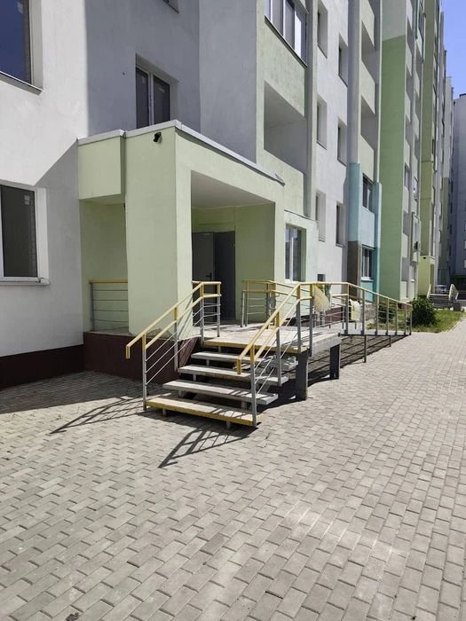 Selling a one-room apartment in a new building with major renovations.