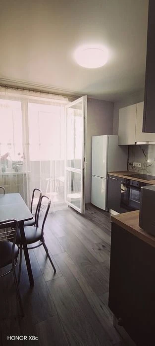Selling a one-room apartment in a new building with major renovations.