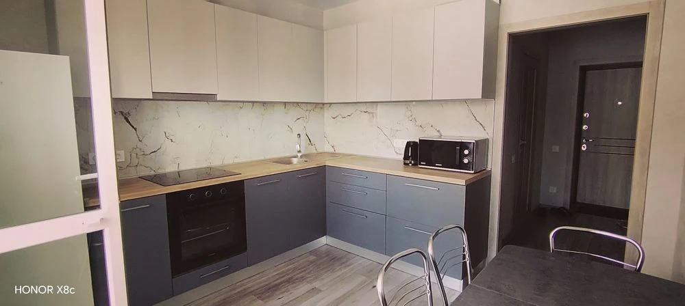 Selling a one-room apartment in a new building with major renovations.