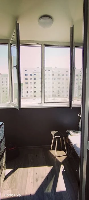 Selling a one-room apartment in a new building with major renovations.