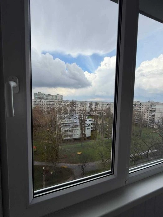Продається 1 к кв проспект Науки