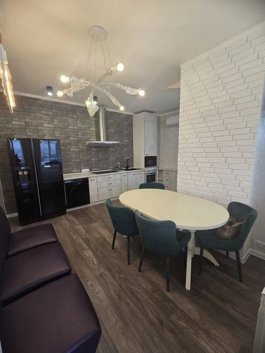 Selling a 3-room apartment in Osnovyansky district.