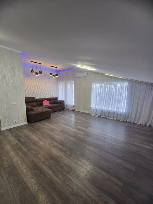Selling a 3-room apartment in Osnovyansky district.