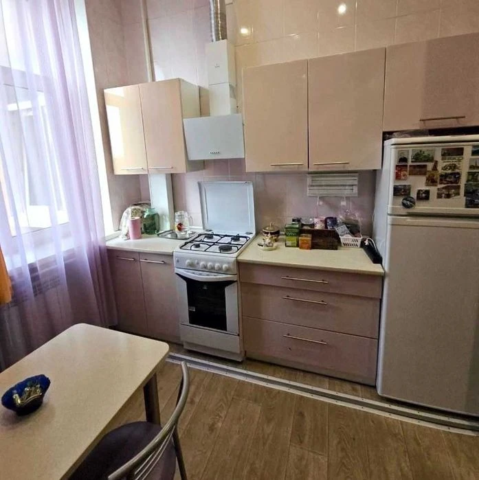 Продам 2-к квартиру (54м2), ремонтом + свое отопление / газ.