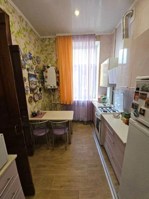 Продам 2-к квартиру (54м2), ремонтом + свое отопление / газ.