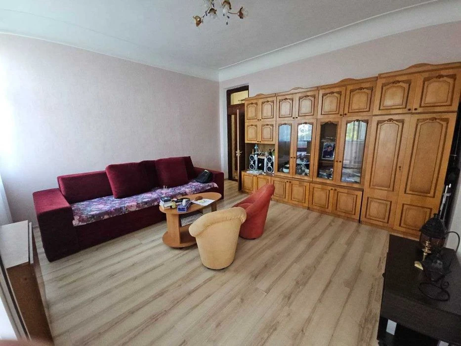 Продам 2-к квартиру (54м2), ремонтом + свое отопление / газ.