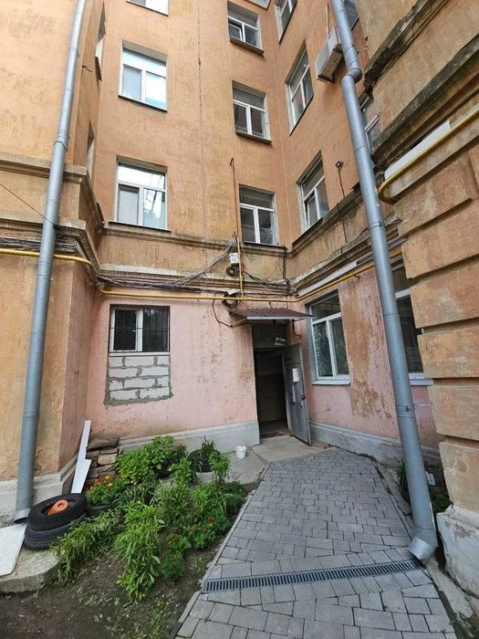 Продам 2-к квартиру (54м2), ремонтом + свое отопление / газ.
