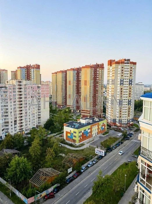 БЕЗ КОМІСІЇ Пропонується до продажу просторий дворівневий пе
