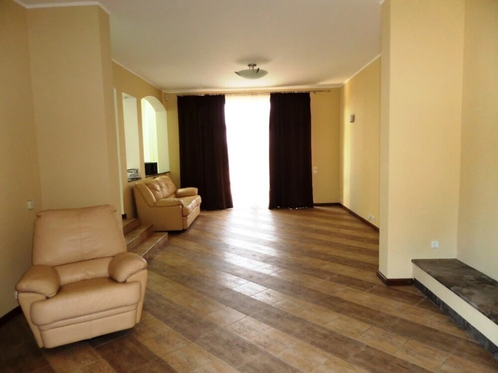 Оренда будинку 4256 м², Валерія Лобановського просп.