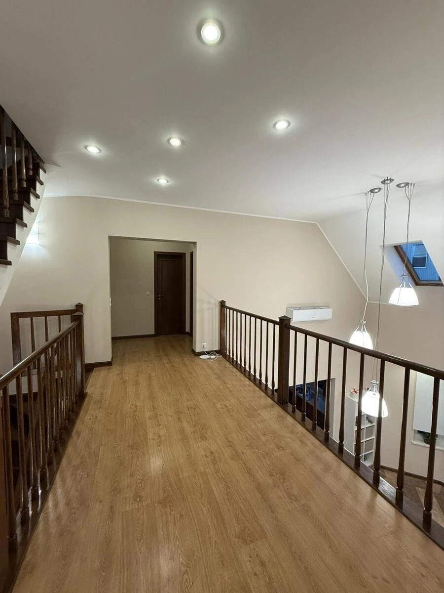 Оренда будинку 4256 м², Валерія Лобановського просп.