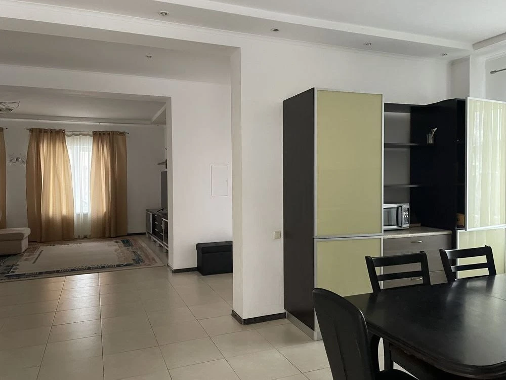 Оренда котеджу 220 м², Новорічна вул.