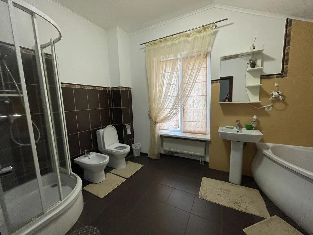 Оренда котеджу 220 м², Новорічна вул.