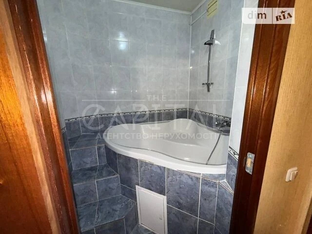 For sale 2-room apartment 72 sq. m. on Sviatoshynska Square 1 • ID 34699