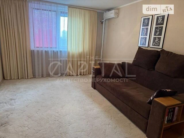 For sale 2-room apartment 72 sq. m. on Sviatoshynska Square 1 • ID 34699