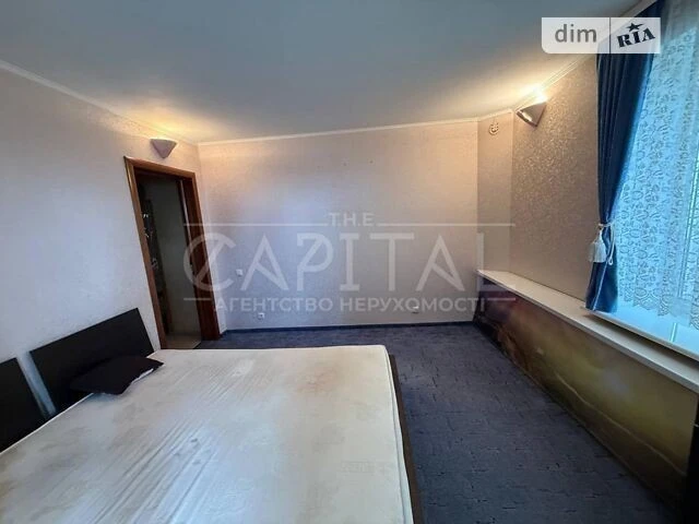 For sale 2-room apartment 72 sq. m. on Sviatoshynska Square 1 • ID 34699