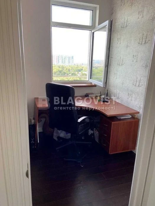 Продаж великої 3 к квартири біля метро Дарниця 1226 дол за к