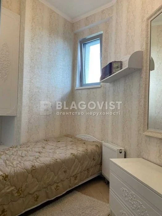 Продаж великої 3 к квартири біля метро Дарниця 1226 дол за к