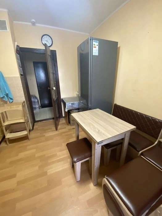 Продається простора 2-к. квартира по вул. Милославська, 8. Є