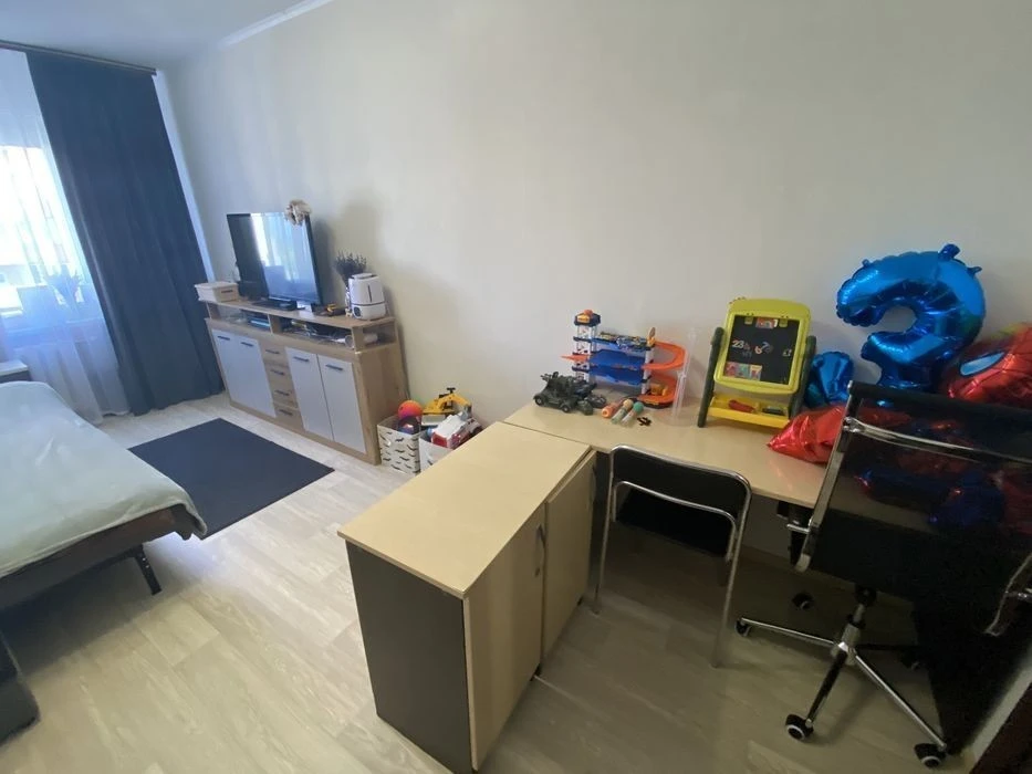 Продається простора 2-к. квартира по вул. Милославська, 8. Є